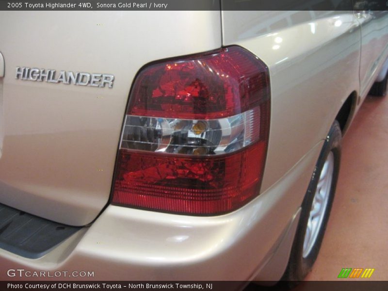 Sonora Gold Pearl / Ivory 2005 Toyota Highlander 4WD