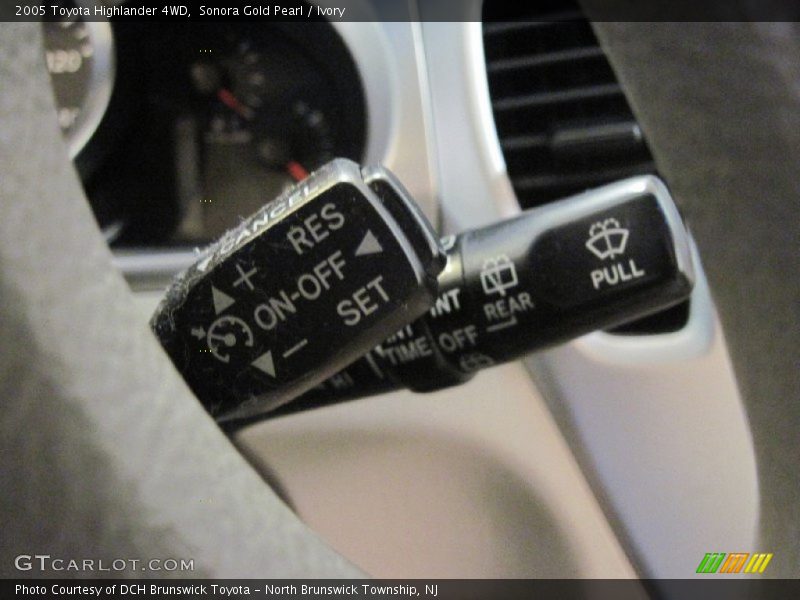 Sonora Gold Pearl / Ivory 2005 Toyota Highlander 4WD