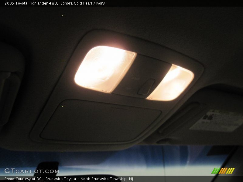 Sonora Gold Pearl / Ivory 2005 Toyota Highlander 4WD