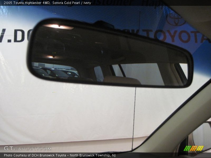 Sonora Gold Pearl / Ivory 2005 Toyota Highlander 4WD