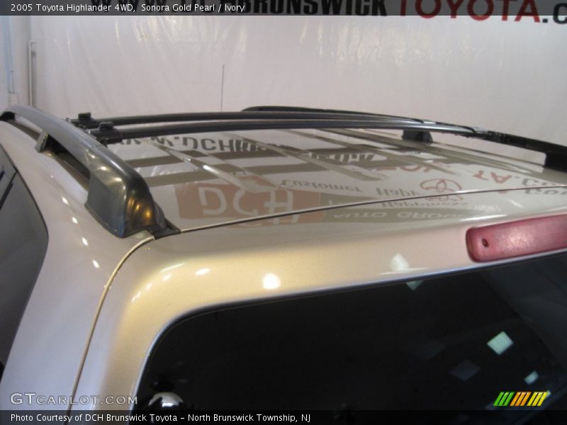 Sonora Gold Pearl / Ivory 2005 Toyota Highlander 4WD