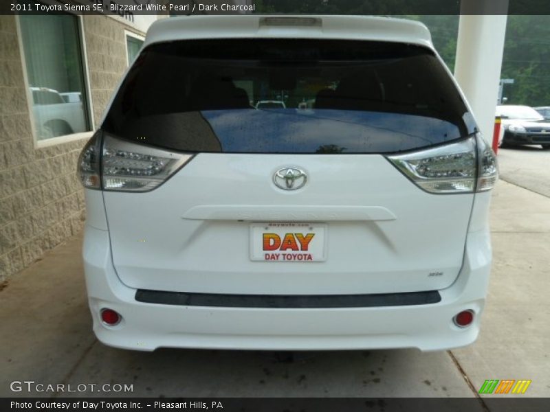 Blizzard White Pearl / Dark Charcoal 2011 Toyota Sienna SE
