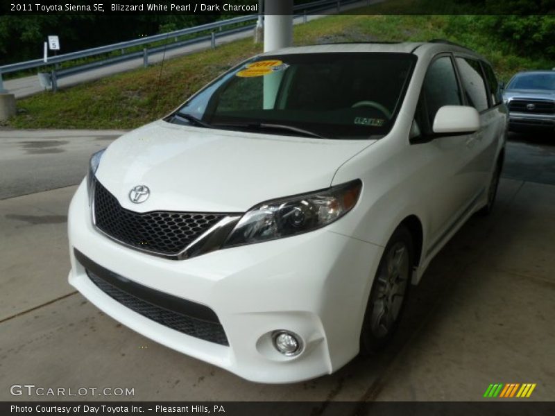 Blizzard White Pearl / Dark Charcoal 2011 Toyota Sienna SE