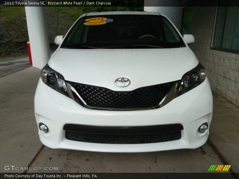 Blizzard White Pearl / Dark Charcoal 2011 Toyota Sienna SE