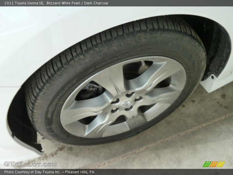 Blizzard White Pearl / Dark Charcoal 2011 Toyota Sienna SE
