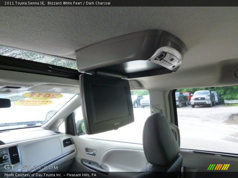 Blizzard White Pearl / Dark Charcoal 2011 Toyota Sienna SE