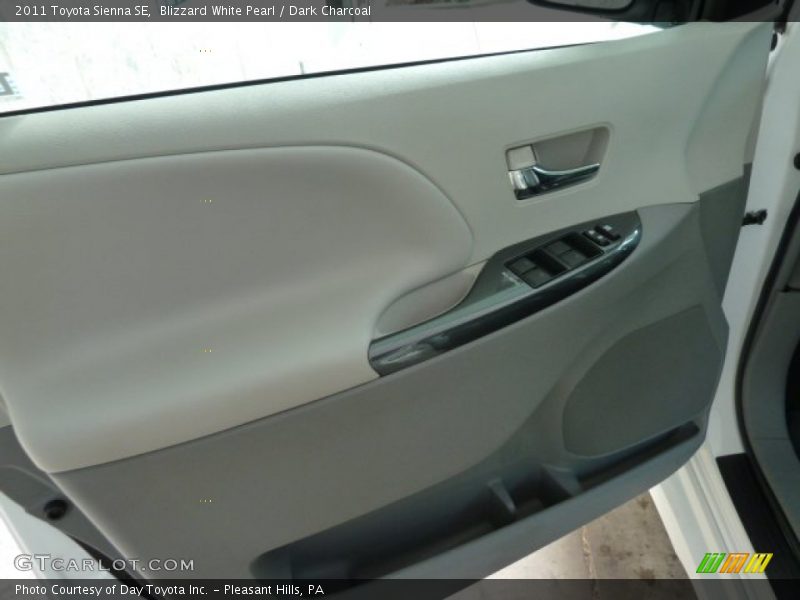 Blizzard White Pearl / Dark Charcoal 2011 Toyota Sienna SE