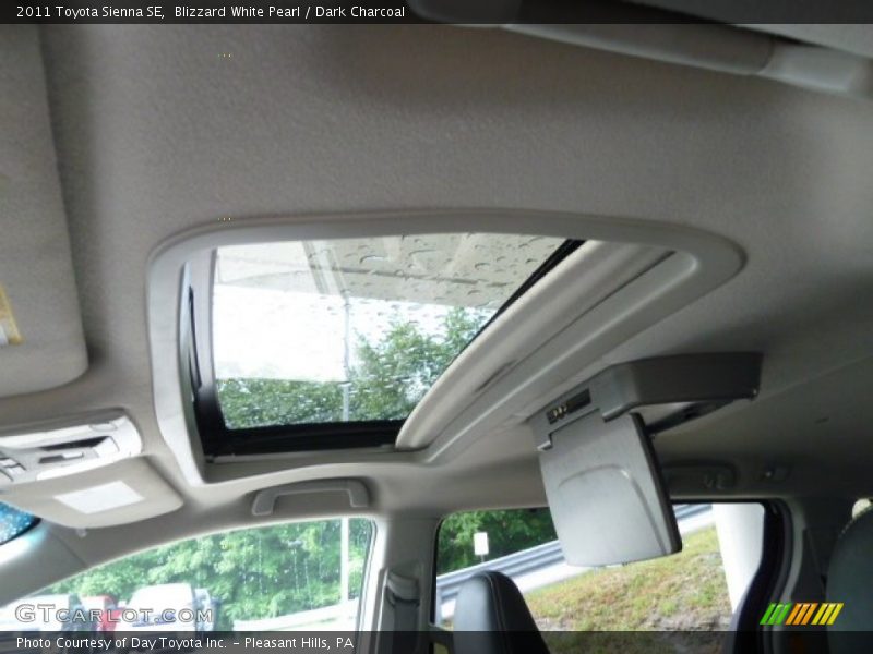 Blizzard White Pearl / Dark Charcoal 2011 Toyota Sienna SE