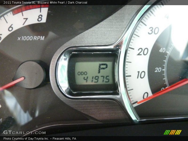 Blizzard White Pearl / Dark Charcoal 2011 Toyota Sienna SE