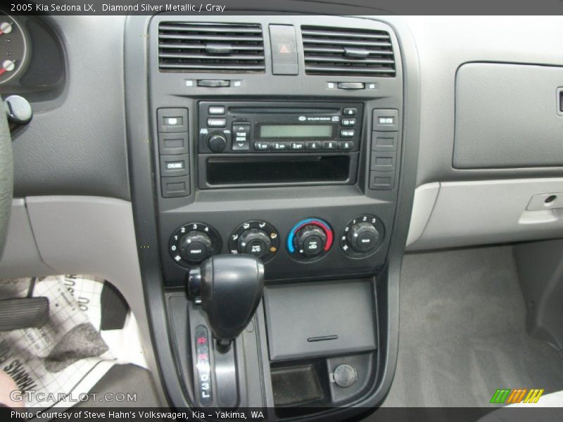 Diamond Silver Metallic / Gray 2005 Kia Sedona LX