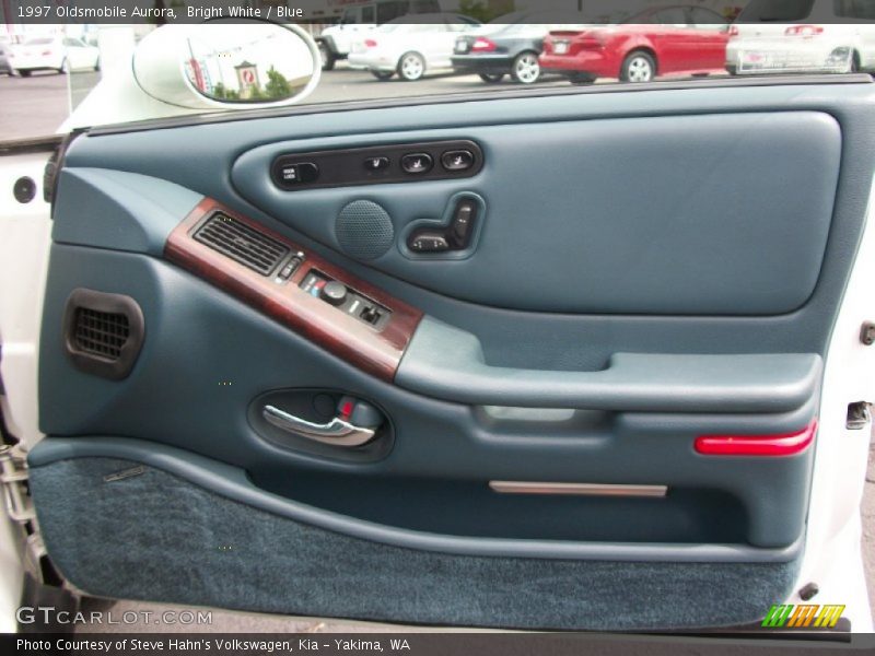 Bright White / Blue 1997 Oldsmobile Aurora