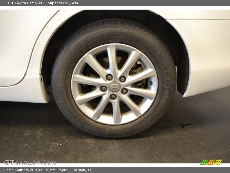 Super White / Ash 2011 Toyota Camry XLE