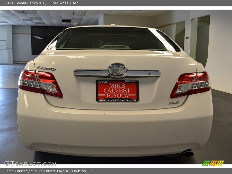 Super White / Ash 2011 Toyota Camry XLE