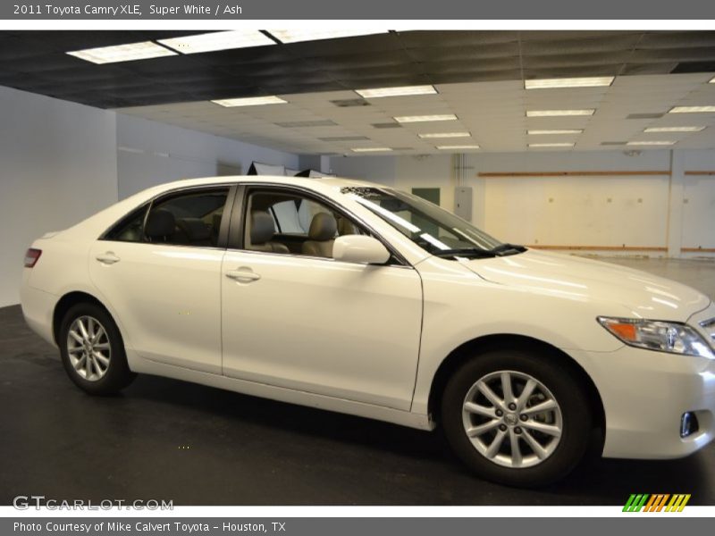 Super White / Ash 2011 Toyota Camry XLE