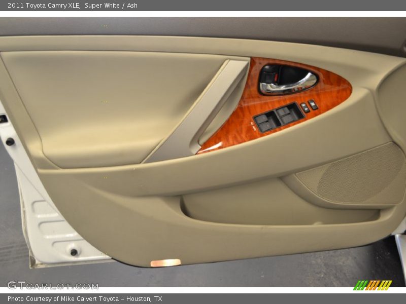 Super White / Ash 2011 Toyota Camry XLE
