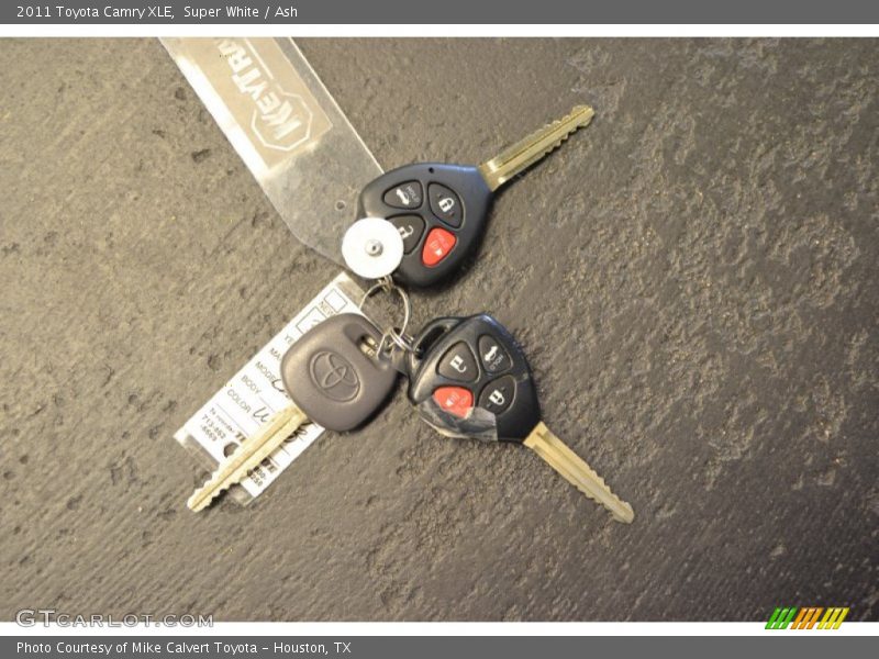 Super White / Ash 2011 Toyota Camry XLE