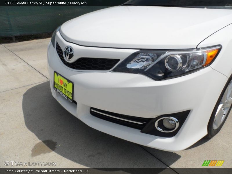 Super White / Black/Ash 2012 Toyota Camry SE