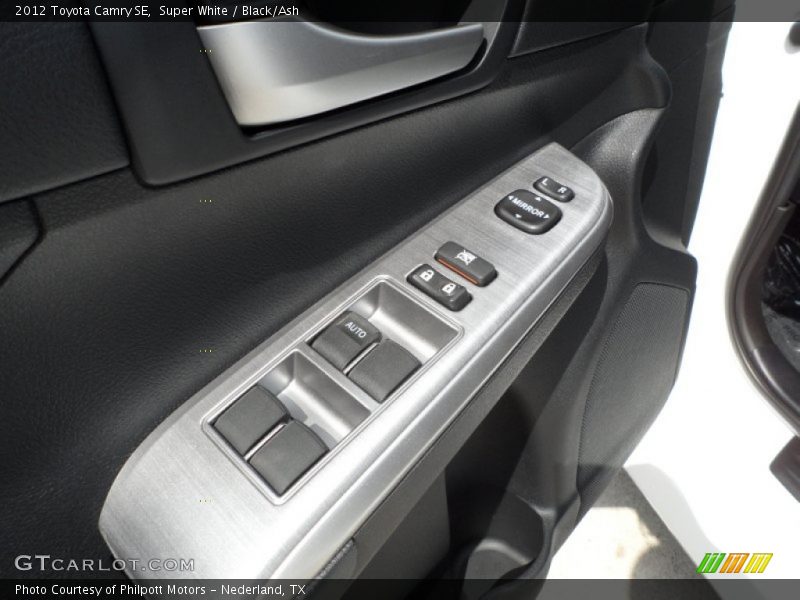 Super White / Black/Ash 2012 Toyota Camry SE