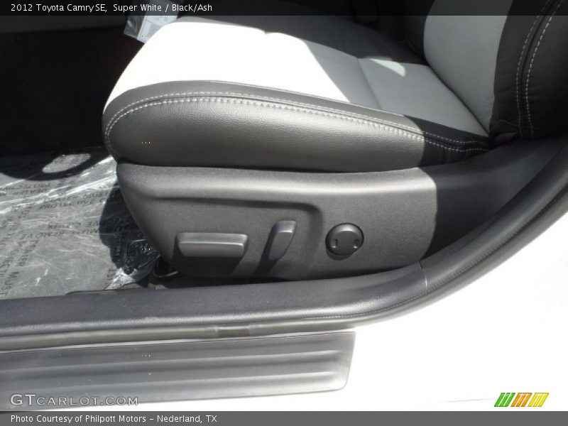 Super White / Black/Ash 2012 Toyota Camry SE