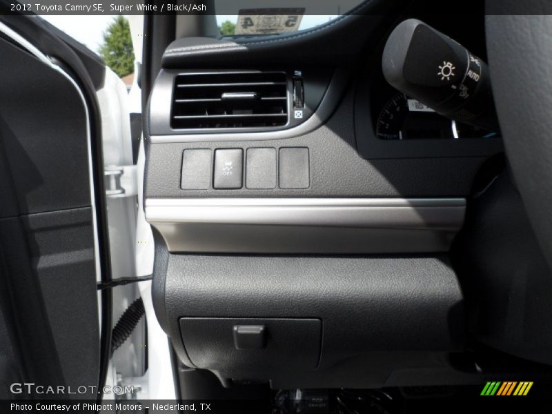 Super White / Black/Ash 2012 Toyota Camry SE