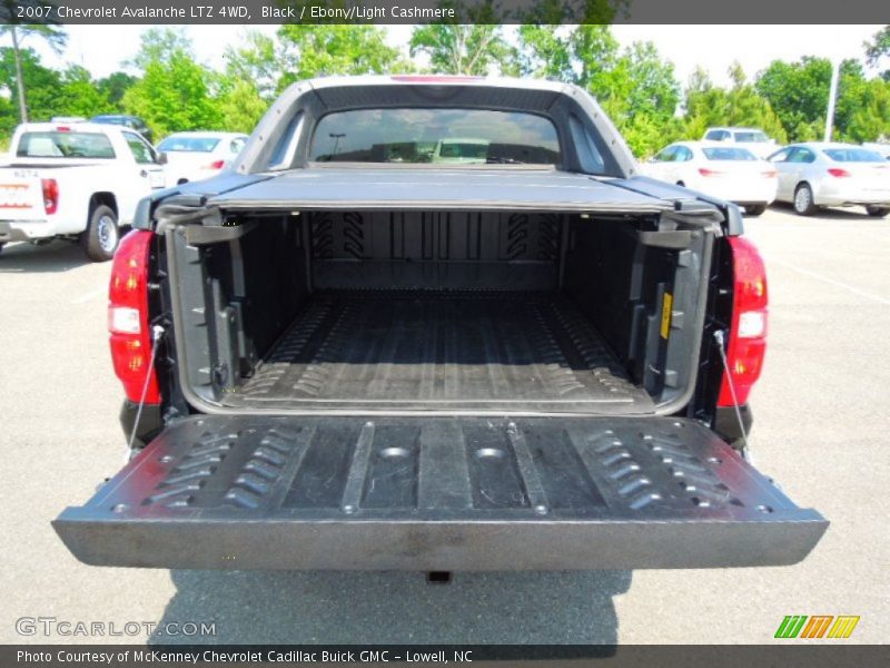Black / Ebony/Light Cashmere 2007 Chevrolet Avalanche LTZ 4WD
