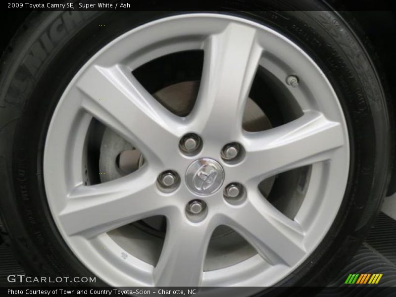 Super White / Ash 2009 Toyota Camry SE