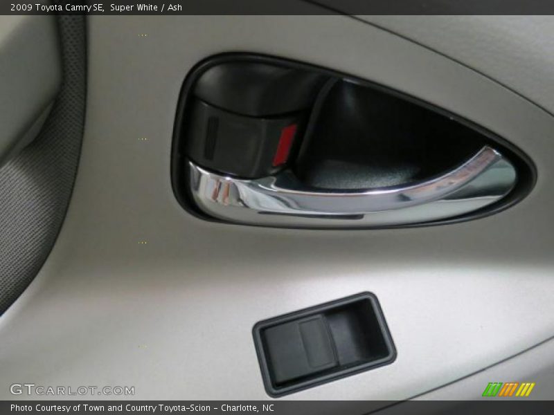 Super White / Ash 2009 Toyota Camry SE