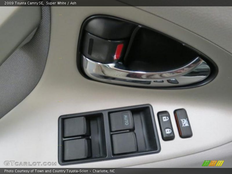 Super White / Ash 2009 Toyota Camry SE