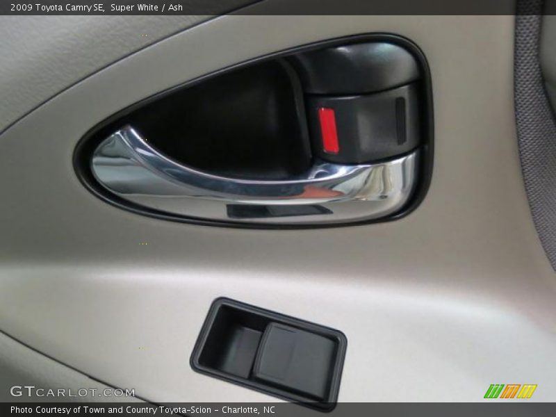 Super White / Ash 2009 Toyota Camry SE