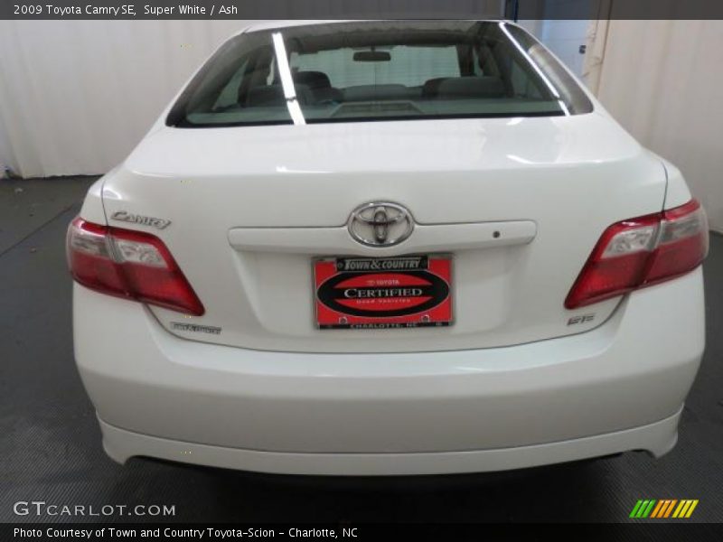 Super White / Ash 2009 Toyota Camry SE