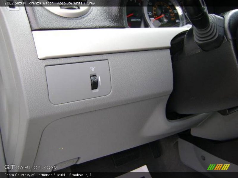 Absolute White / Grey 2007 Suzuki Forenza Wagon