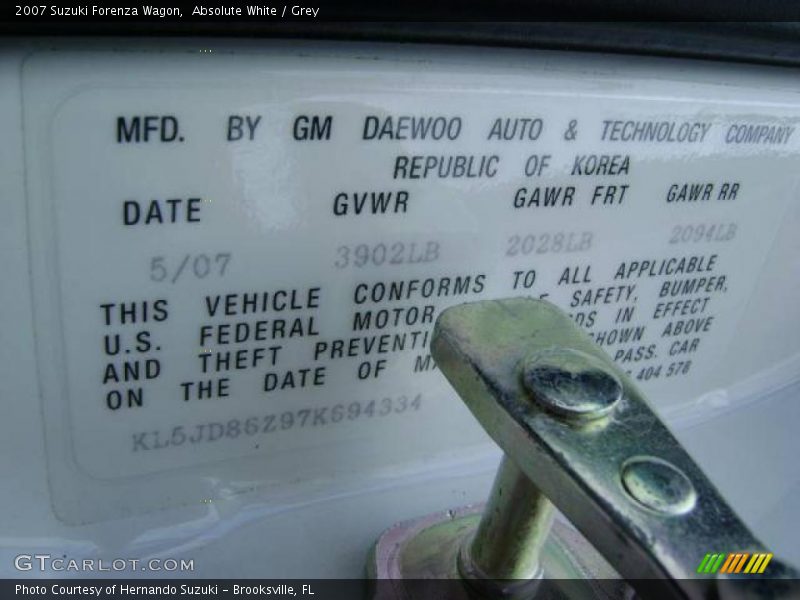 Absolute White / Grey 2007 Suzuki Forenza Wagon