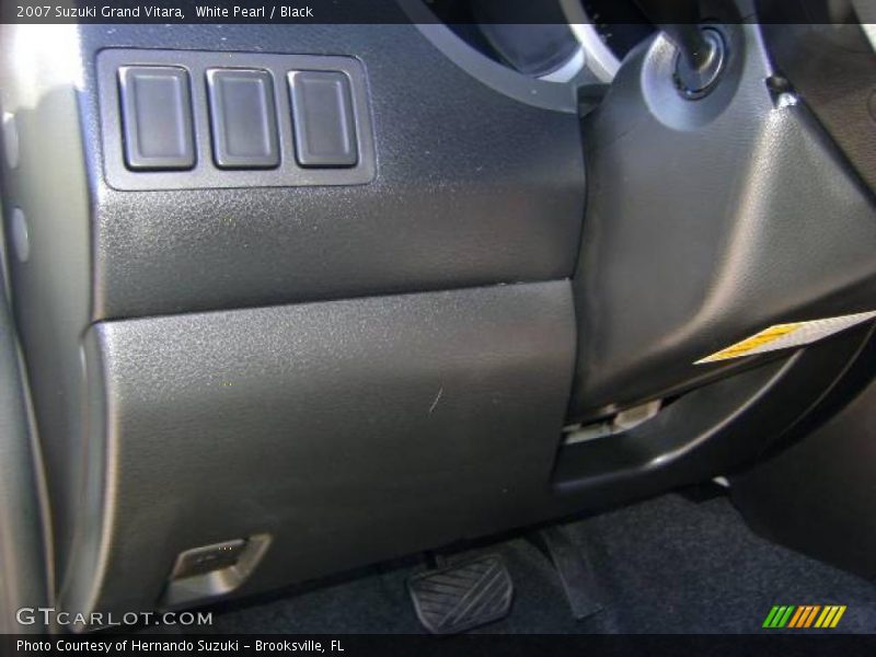 White Pearl / Black 2007 Suzuki Grand Vitara