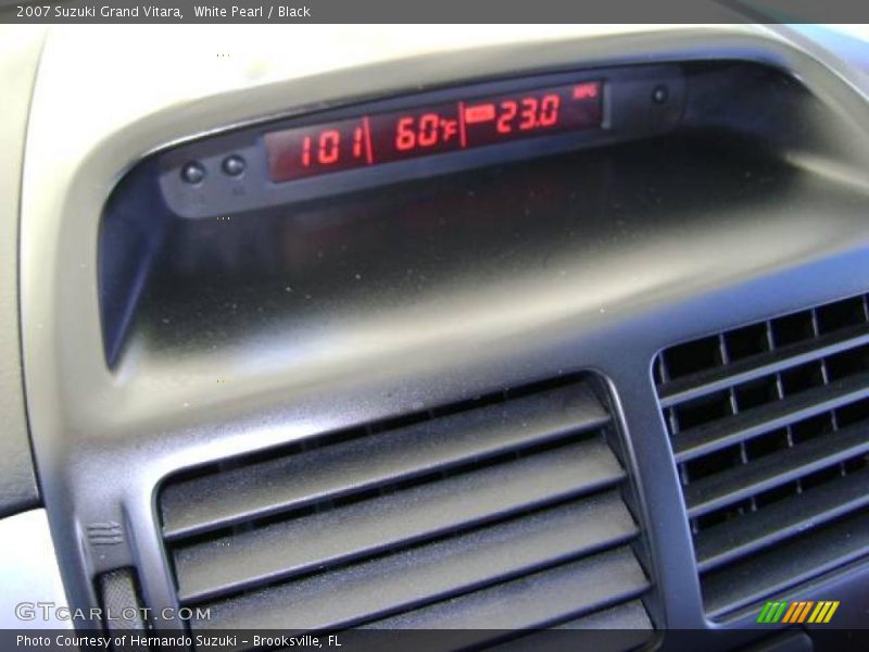 White Pearl / Black 2007 Suzuki Grand Vitara