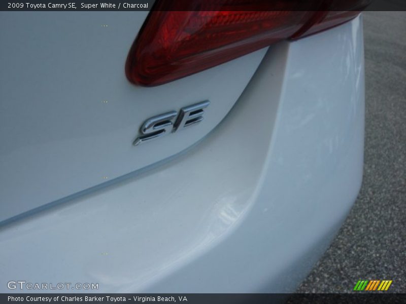 Super White / Charcoal 2009 Toyota Camry SE