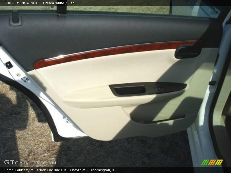 Cream White / Tan 2007 Saturn Aura XE