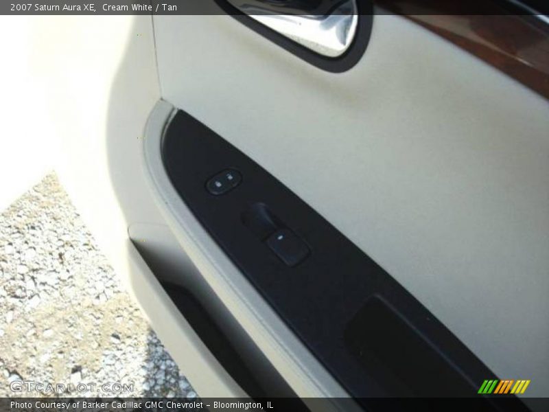 Cream White / Tan 2007 Saturn Aura XE