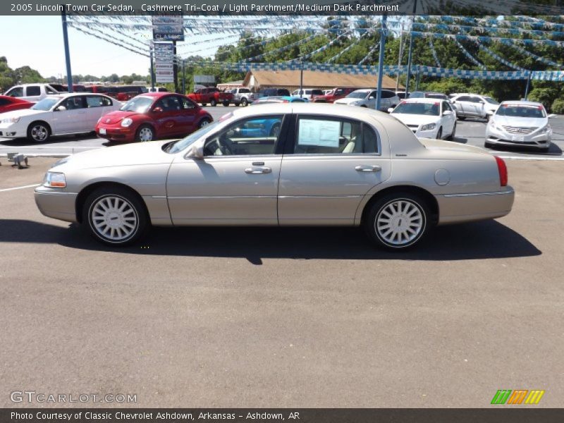 Cashmere Tri-Coat / Light Parchment/Medium Dark Parchment 2005 Lincoln Town Car Sedan