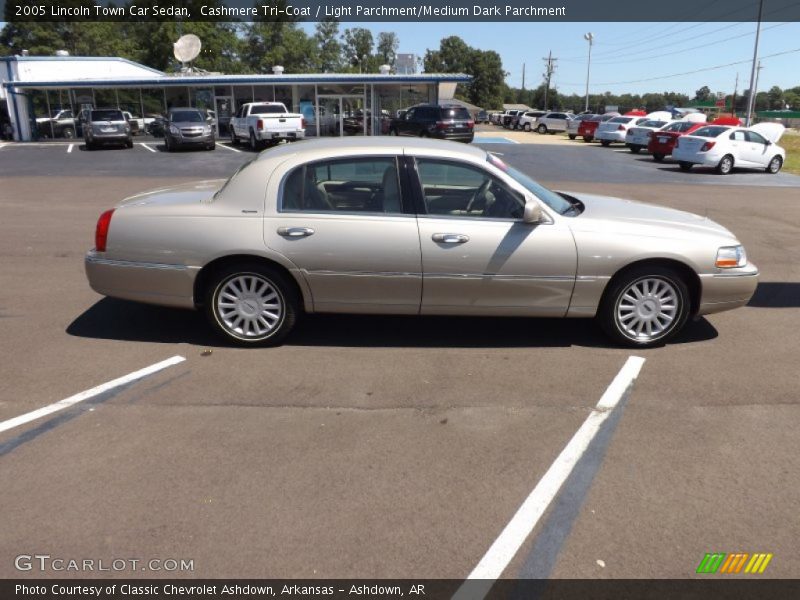 Cashmere Tri-Coat / Light Parchment/Medium Dark Parchment 2005 Lincoln Town Car Sedan
