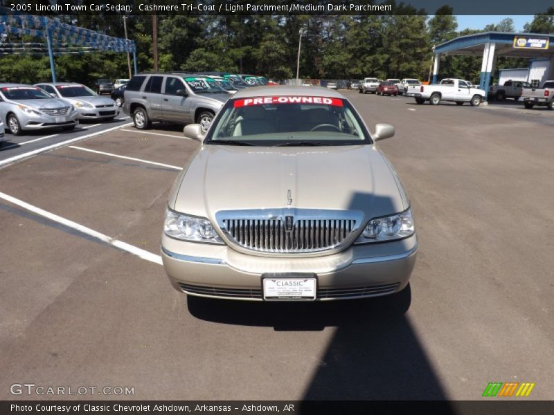 Cashmere Tri-Coat / Light Parchment/Medium Dark Parchment 2005 Lincoln Town Car Sedan