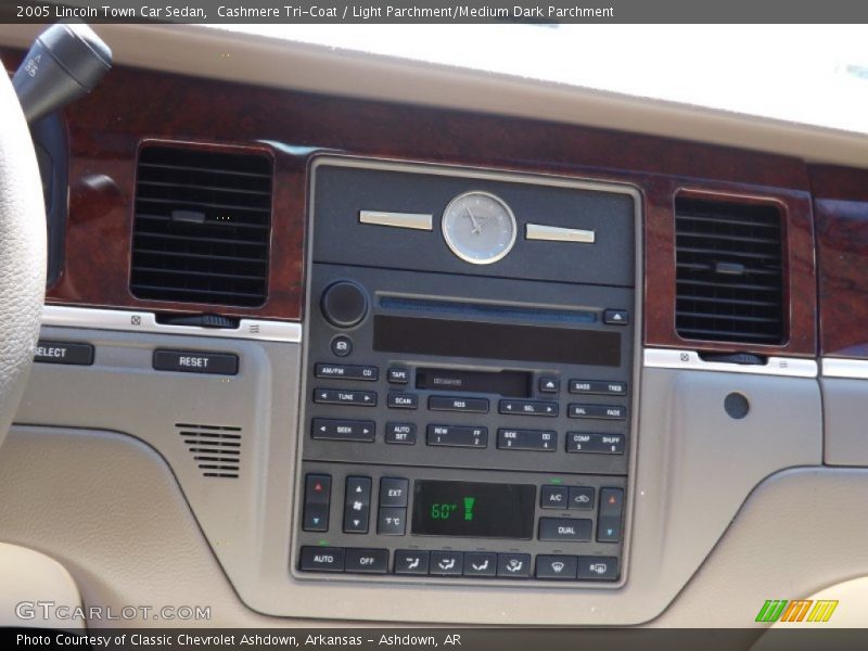 Cashmere Tri-Coat / Light Parchment/Medium Dark Parchment 2005 Lincoln Town Car Sedan
