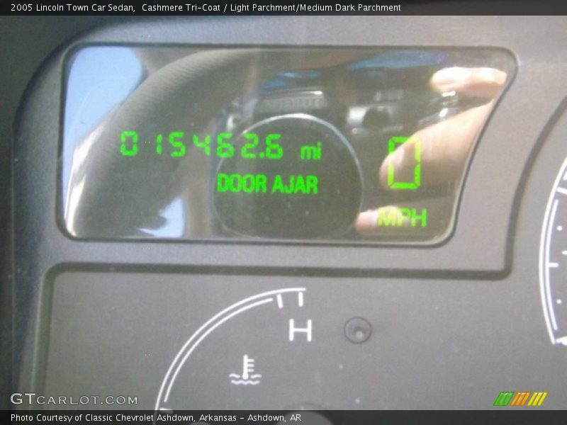 Cashmere Tri-Coat / Light Parchment/Medium Dark Parchment 2005 Lincoln Town Car Sedan