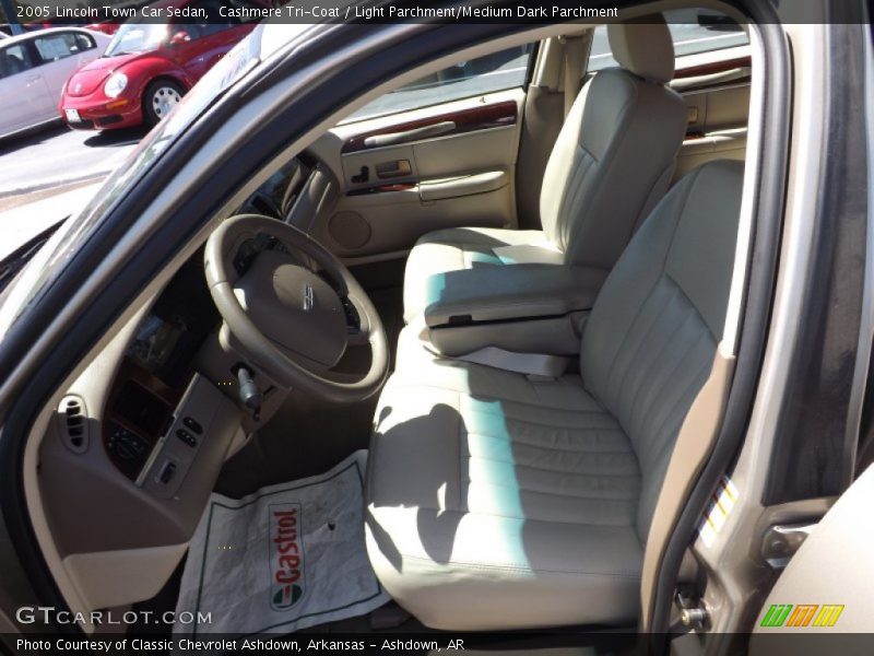 Cashmere Tri-Coat / Light Parchment/Medium Dark Parchment 2005 Lincoln Town Car Sedan