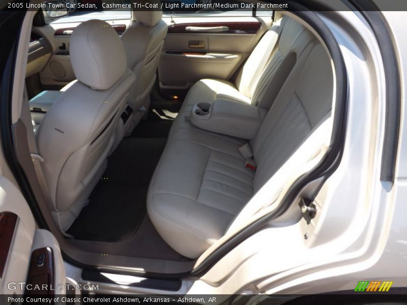Cashmere Tri-Coat / Light Parchment/Medium Dark Parchment 2005 Lincoln Town Car Sedan
