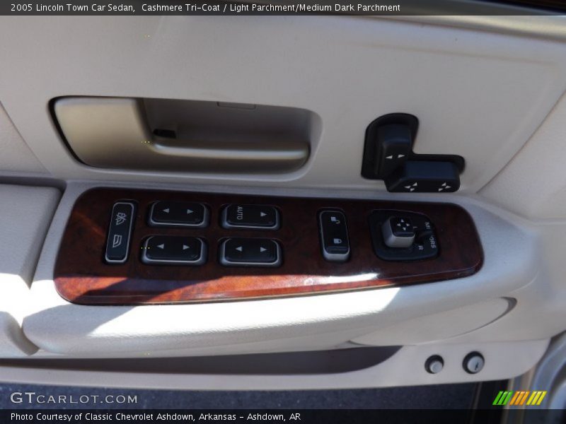 Cashmere Tri-Coat / Light Parchment/Medium Dark Parchment 2005 Lincoln Town Car Sedan