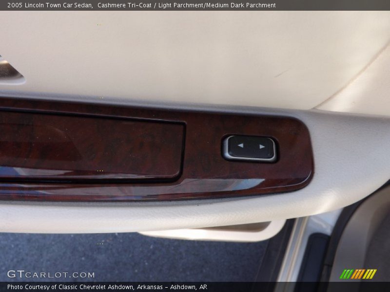 Cashmere Tri-Coat / Light Parchment/Medium Dark Parchment 2005 Lincoln Town Car Sedan