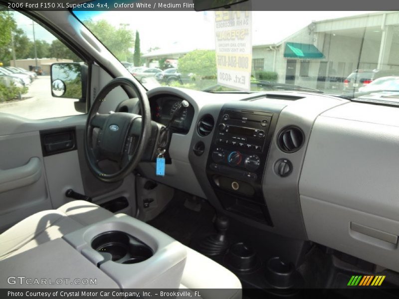 Oxford White / Medium Flint 2006 Ford F150 XL SuperCab 4x4