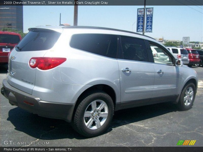 Silver Ice Metallic / Dark Gray/Light Gray 2009 Chevrolet Traverse LT