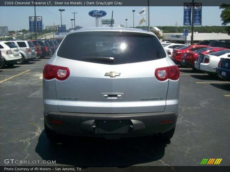 Silver Ice Metallic / Dark Gray/Light Gray 2009 Chevrolet Traverse LT