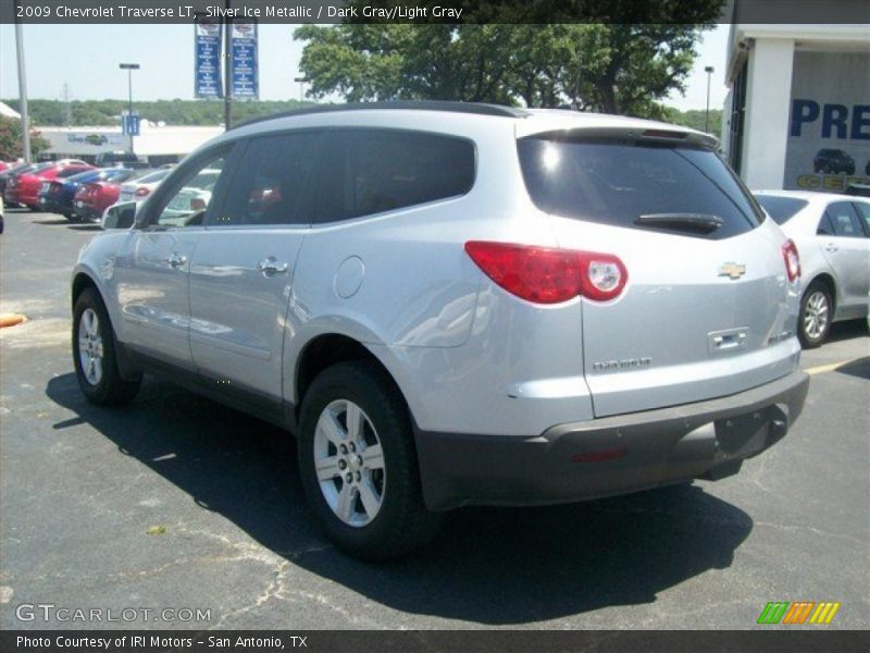 Silver Ice Metallic / Dark Gray/Light Gray 2009 Chevrolet Traverse LT